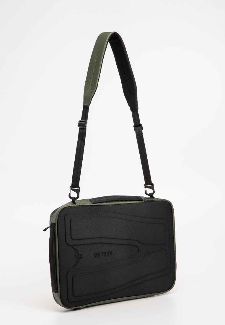 Borsa per laptop nera con design testurizzato, dettagli verdi, tracolla regolabile e chiusura con zip. Presenta materiale morbido e una forma strutturata.