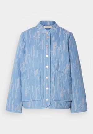 Šviesiai mėlyna siuvinėta striukė su tekstūruotu raštu, apvaliu iškirpimu, mygtukų uždarymu ir dviem didelėmis priekinių kišenėmis. Lygus audinio paviršius.