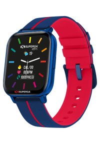 Slimwatch met een vierkant zwart wijzerplaat, blauwe metalen kast en een bicolor rode en blauwe siliconen band met een textuurontwerp en genummerde markeringen.