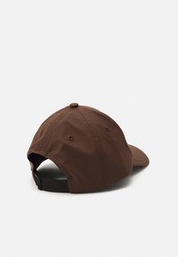Casquette de baseball marron en matériau synthétique lisse, avec une visière courbée, des trous d'aération et une sangle réglable à l'arrière.