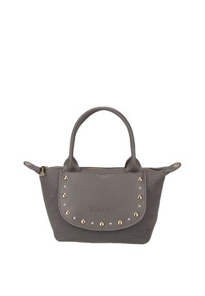 Bolso Valentino gris con doble asa, cuerpo texturizado, solapa frontal con tachuelas doradas y cierre de cremallera en la parte superior.