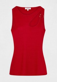 Rotes ärmelloses Oberteil mit rundem Ausschnitt, das mit einem asymmetrischen Ausschnitt und einem goldenen Ringdetail an der linken Schulter versehen ist. Rippenstruktur.