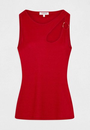 Rode mouwloze top met een ronde halslijn, voorzien van een asymmetrische uitsnijding en een gouden ringdetail op de linker schouder. Geribbelde textuur.