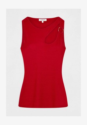 Rode mouwloze top met een ronde halslijn, voorzien van een asymmetrische uitsnijding en een gouden ringdetail op de linker schouder. Geribbelde textuur.
