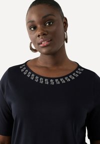 Ulla Popken RHINESTONE NECKLINE SHORT SLEEVE - Triko s potiskem - navy blue