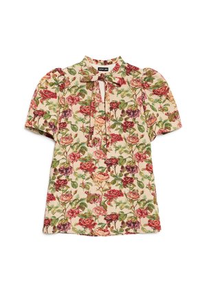 Blouse à manches courtes avec imprimé de roses roses et rouges, épaules bouffantes et col à nouer devant sur fond crème.