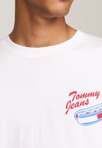Tommy Jeans FUN NOVELTY TEE UNISEX  - T-shirt con stampa - white