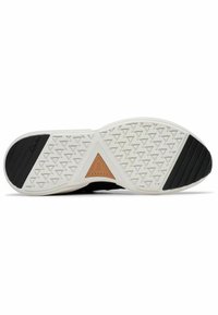 Sula av skor med vitt triangelmönster, svarta strukturerade hälar och tåområden, samt en brun triangel-logotyp i mitten.