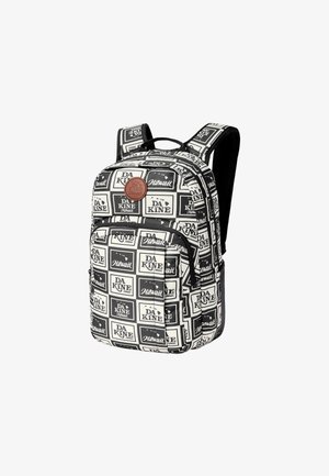 Schwarz-weiß gemusterter Rucksack mit mehreren Logos, gepolsterten Schultergurten und einem Lederschild. Strapazierfähiger Stoff und mit Reißverschlüssen versehene Fächer.