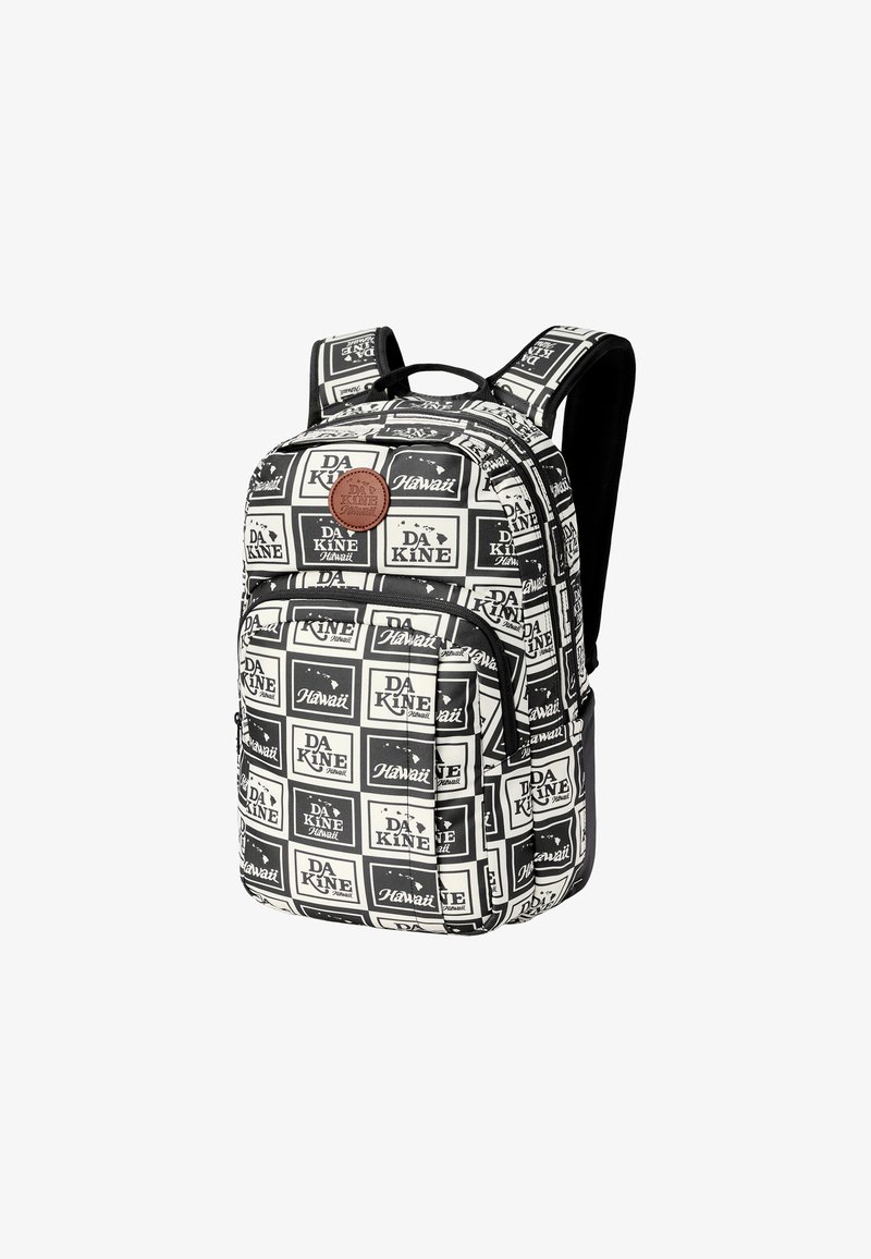 Mochila a rayas en blanco y negro con múltiples logotipos, asas acolchadas y un parche de cuero con el logotipo. Tejido duradero y compartimentos con cremallera.