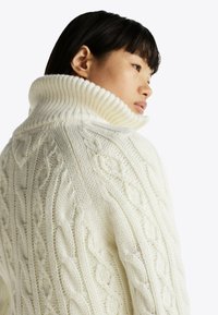 Thumbnail Image 5
