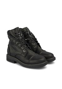 Botas negras hasta el tobillo con un patrón de reptil texturizado, adornadas con elementos decorativos y atadas con un diseño clásico.