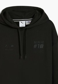 Zwarte hoodie met BMW Motorsport en Puma logo's, trekkoord capuchon en de tekst "#18 BMW Art Car door Cao Fei" op de borst.