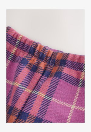 A kötött nadrág széles gumis derékpánttal rendelkezik, többszínű kockás mintával, rózsaszín, lila, narancs és krémszínekben.