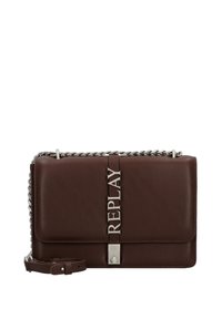 Borsa a tracolla in pelle marrone con tracolla in catena argentata, caratterizzata da un logo evidente sulla parte anteriore e da un design rettangolare elegante.