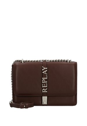 Bolso cruzado de cuero marrón con correa de cadena plateada, que presenta un destacado detalle del logo en el frente y un diseño rectangular elegante.