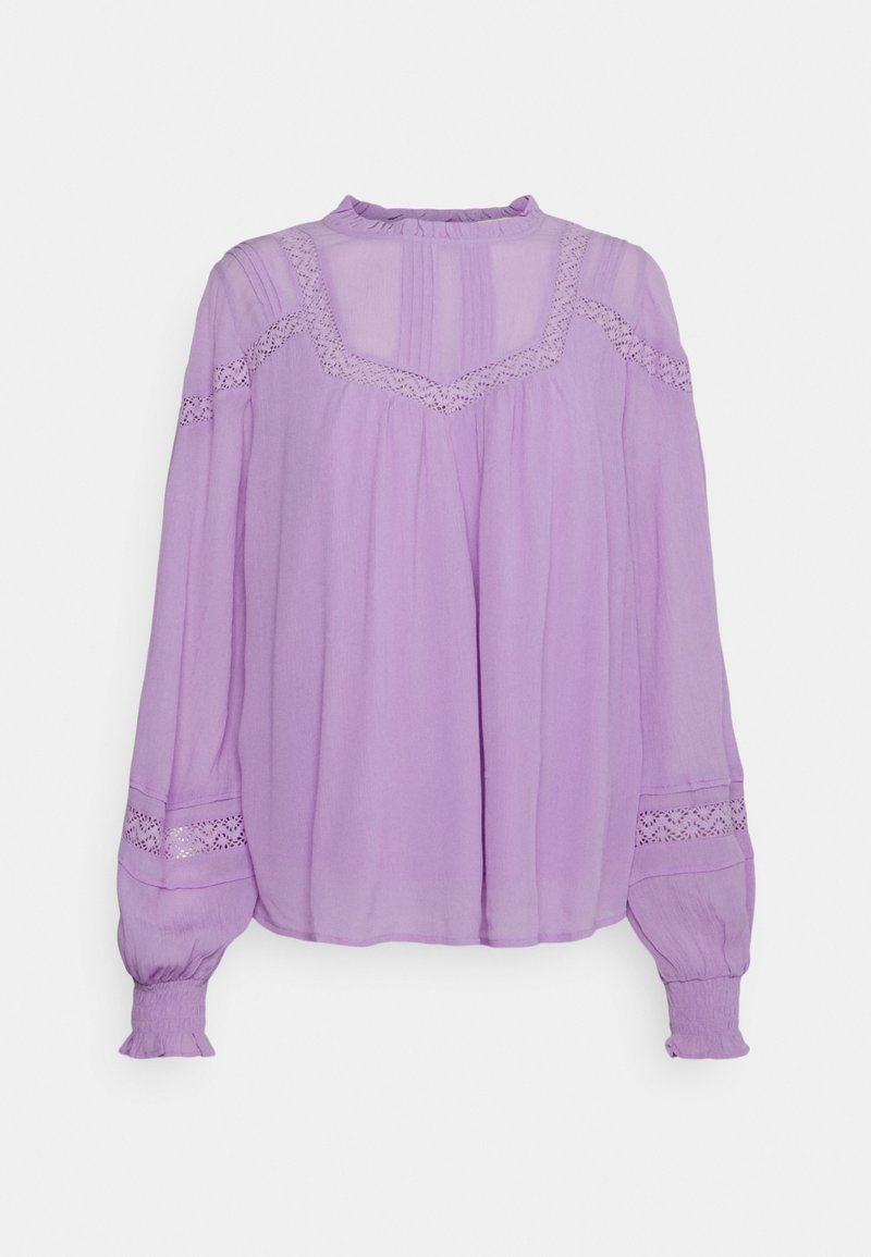 Blouse lilas en tissu léger, dotée d'un col rond, de longues manches avec des poignets froncés et de détails en dentelle sur les manches et le col.