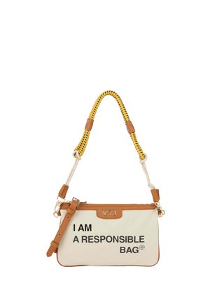 Piccola borsa beige con bordi in pelle color cuoio, manico in corda gialla e nera, e testo "I AM A RESPONSIBLE BAG" scritto in lettere nere sul davanti.