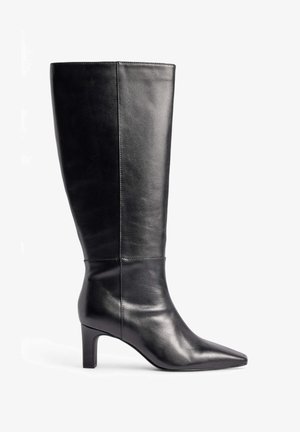 Zwarte leren kniehoog laars, puntige neus, gladde textuur, middenblok hak, zonder zichtbare hardware, met een strak, gestructureerd ontwerp.