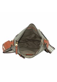 Grau gefärbte Stoffhandtasche mit braunen Lederelementen, Reißverschluss und gestreiftem gewebtem Schultergurt. Das Innere verfügt über mehrere Taschen.