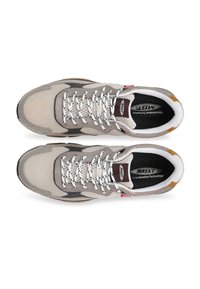 MDT tenisice u svijetlosivoj boji s teksturiranim mrežastim gornjim dijelom, crnim naglascima i bijelim vezicama. Imaju obloženi đon i oznake s logom.