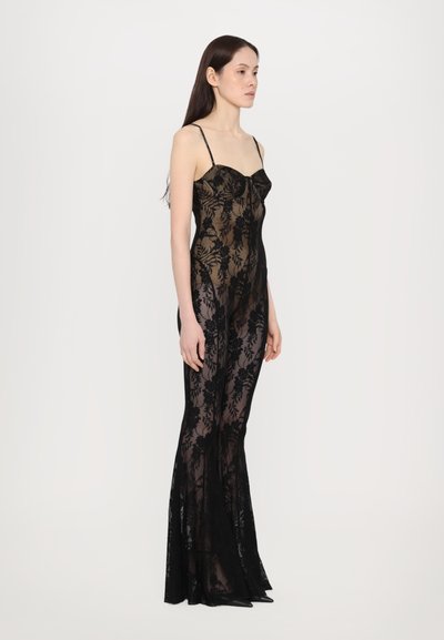 Rochie neagră din dantelă cu motive florale, cu corset ajustat, bretele subțiri și tiv evazat. Material transparent cu o textură netedă.