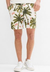 Shorts de bain pour hommes en tissu blanc avec un imprimé de palmiers verts et rouges. Équipés d'une taille élastique et d'un cordon de serrage pour un ajustement.