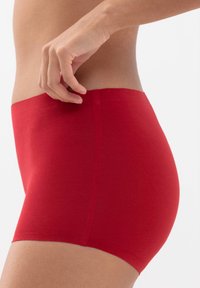 Czerwone bawełniane szorty hipster z gładką teksturą i bezszwowym fasonem, posiadające średnią wysokość pasa i dopasowany krój.