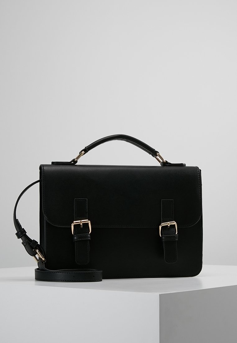 Borsa in pelle nera con un design strutturato, dotata di due fibbie, una maniglia superiore e una tracolla removibile. Texture liscia.