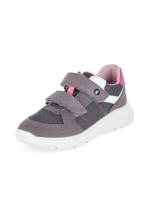 Szaro-różowy dziecięcy sneaker na rzepy, z białą podeszwą, teksturami z siateczki i zamszu oraz wyściełanym różowym wnętrzem.