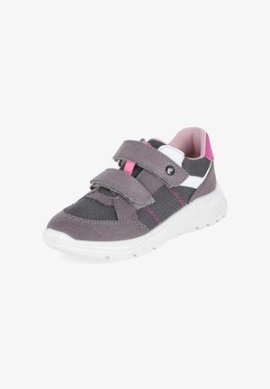 Szaro-różowy dziecięcy sneaker na rzepy, z białą podeszwą, teksturami z siateczki i zamszu oraz wyściełanym różowym wnętrzem.
