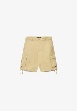 Pantaloncini cargo beige con tasche frontali, tasche laterali con patta, chiusura con bottoni, passanti per cintura e coulisse regolabili all'orlo.