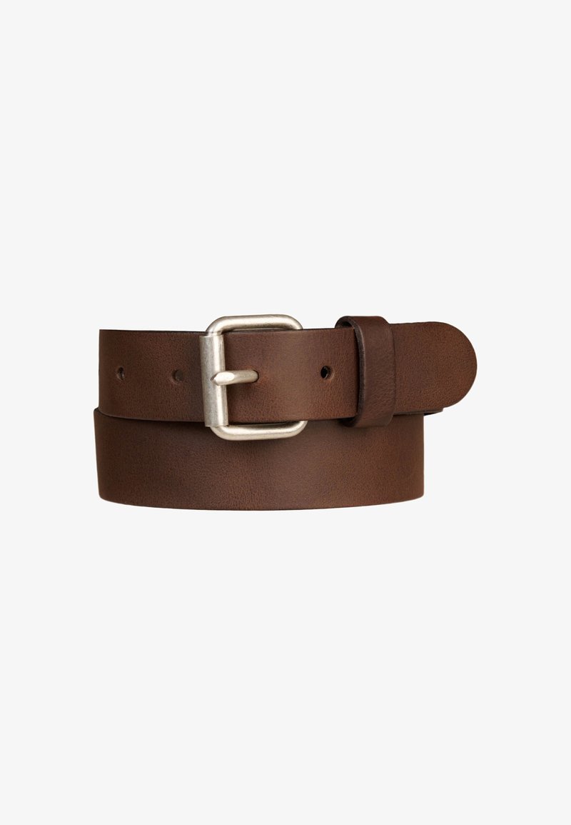 Bruine leren riem met een zilveren metalen gesp, met een gladde textuur en verschillende gaatjes voor verstelbare maat.