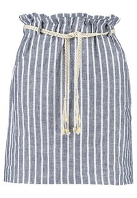 Pruhovaná denimová sukně s vázačkou v pase, zdobená bílými a námořnickými vertikálními pruhy a pletenými detaily se korálkovými akcenty.