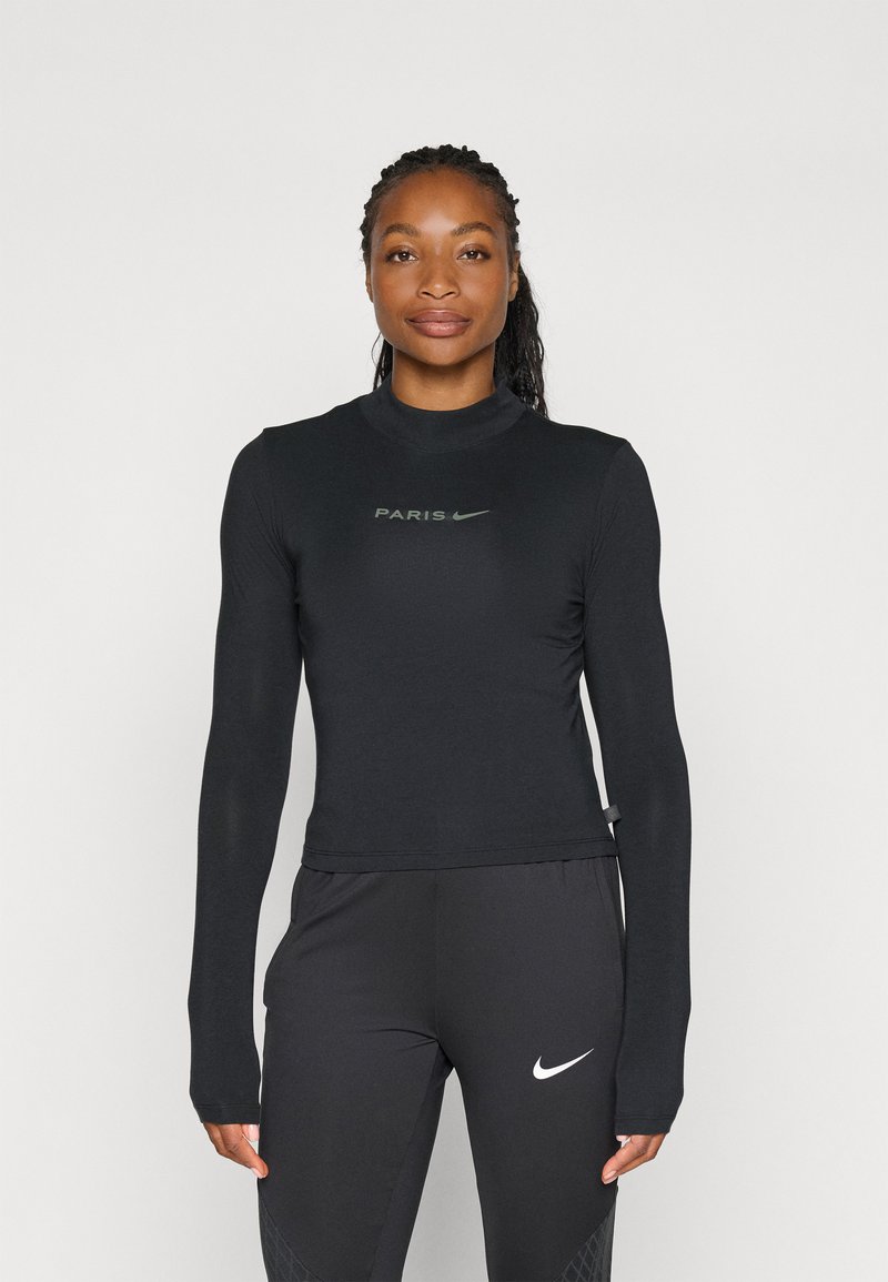 Musttee pika varrukatega spordisärg, kõrge kraega, millel on tumehall "PARIS" logo ja Nike'i tiib. Sile ja hästi istuv materjal.