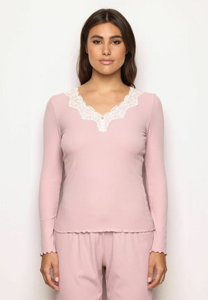 Haut à manches longues rose avec des bordures en dentelle le long du décolleté en V, texture côtelée, et ourlet et bords de manches festonnés, assorti à un bas coordonné.