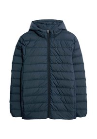 Giubbotto imbottito blu navy con cappuccio, caratterizzato da sezioni trapuntate orizzontali, chiusura con zip frontale e tasche laterali. Realizzato in un materiale liscio e leggero.