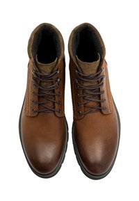 Brązowe skórzane botki za kostkę z ciemnymi sznurówkami, wyściełanym kołnierzem i teksturowanym wnętrzem. Okrągły czubek i gumowa podeszwa zapewniająca przyczepność.