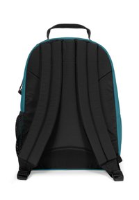 Zadní pohled na batoh s černou tkaninou a tyrkysovými akcenty, polstrovanými nastavitelnými popruhy a síťovou kapsou na boku.
