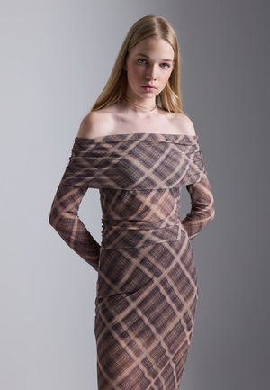 Brun off-the-shoulder kjole med rutete mønster. Har lange ermer, rynket tekstur, og en tilpasset design som strekker seg til midtleggen.