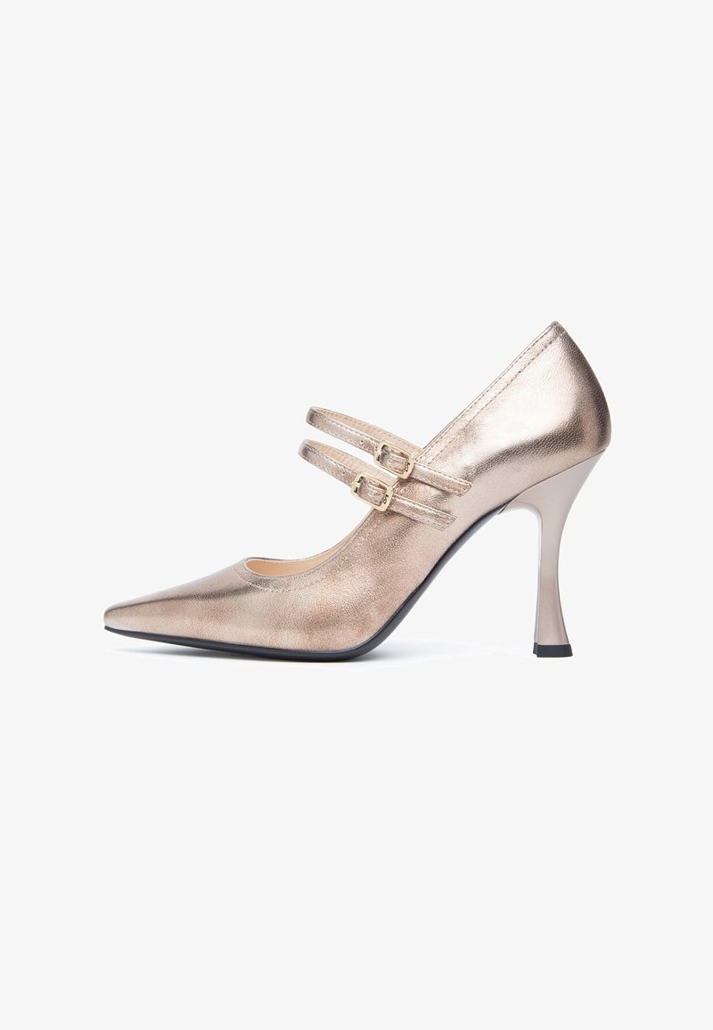 Scarpa con tacco alto in bronzo metallico, punta affilata, due cinturini regolabili e tacco a stiletto sottile. Texture liscia con finitura lucida.