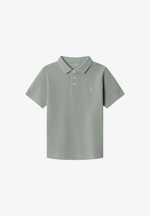 Lichtgroen poloshirt van katoen, met een kraag, drieknoopssluiting en een klein logo op de linkerborst. Korte mouwen.