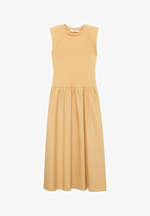 Mouwloze gele midi-jurk van zachte stof, met een aansluitend bovenlijfje en een gegatherde rok voor een ontspannen silhouet.