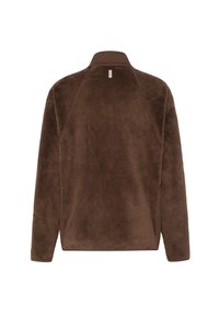 Pullover in pile marrone con colletto alto, maniche raglan e superficie morbida e texturizzata; presenta una piccola etichetta del marchio sul collo.