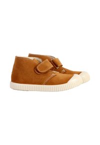 Scarpe per bambini in suede marrone con suole e puntali in gomma bianchi, dotate di una singola fibbia in velcro e dettagli di cucitura ai lati.