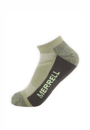 Chaussette de sport basse en vert olive et gris foncé avec le texte "MERRELL" sur le côté, dotée de zones rembourrées au talon et aux orteils.
