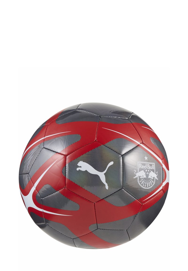 Pallone da calcio rosso e grigio con pannelli esagonali, caratterizzato dal logo Puma e dai brand Red Bull, con una texture liscia e motivi grafici.