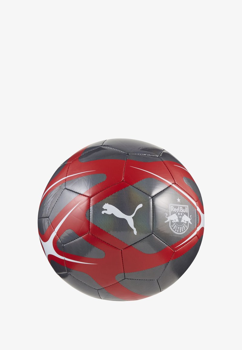 Pallone da calcio rosso e grigio con pannelli esagonali, caratterizzato dal logo Puma e dai brand Red Bull, con una texture liscia e motivi grafici.