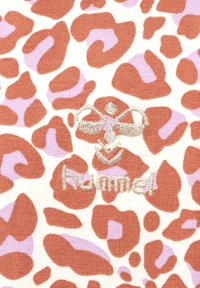 Beige Stoff mit unregelmäßigen Leopardenflecken in Pink und Braun, versehen mit einem weiß gestickten stilisierten Bienenlogo und dem Schriftzug "hummel".