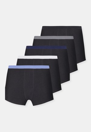 Cinq paires de boxers noirs présentent des ceintures élastiques de couleurs variées : bleu clair, gris, bleu marine et blanc, avec une texture de tissu lisse.
